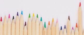 Matite di vari colori e altezza per Inclusione